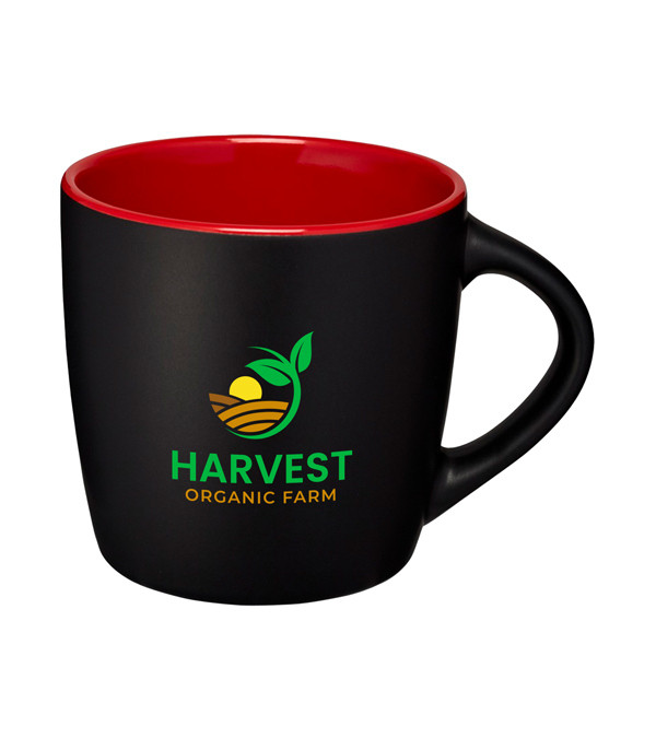 Café versé dans un mug publicitaire en céramique mate de 340 ml, utilisé au bureau et en télétravail. Mug résistant pour boissons chaudes, personnalisable avec logo d’entreprise.